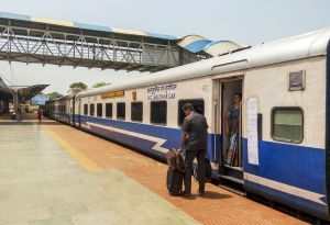 Andén en la estación de tren de Hubli, en Karnataka (India).