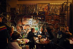 Interior del bar y taller de bicis Dr. Seltsam, en Leipzig (Alemania).