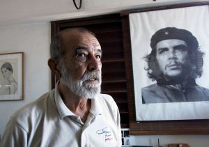 El fotógrafo Alberto Korda junto a su retrato del