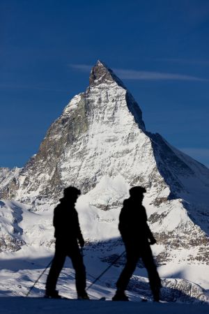 En los días buenos de julio y agosto, hasta 200 escaladores suben diariamente a la cumbre del Cervino, en la frontera entre Suiza e Italia. El 13 de julio se abrirá el renovado refugio de la base (Hörnlihütte).