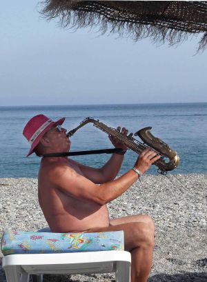 Justo Bagüeste con su saxofón en el chiringuito de la playa del muerto.