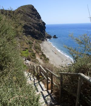 Escalera de acceso a la playa de La Joya, en Motril.
