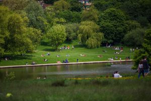 Londinenses y turistas en Hampstead Heath, en Londres.
