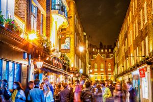 Ambiente nocturno en Newburgh Quarter, en Carnaby (Londres).
