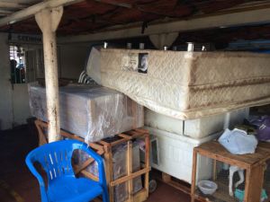 Camas, colchones, muebles y animales en la bodega del barco por el Amazonas