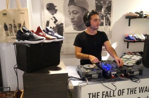Zapatillas y djs en La Nobi, en Barcelona.