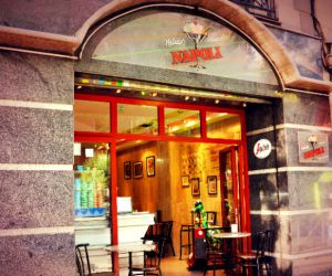 Entrada a la heladería Napoli, en Madrid.