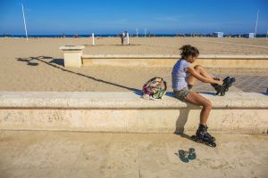 Una mujer en la playa de la Malvarrosa, Valencia.