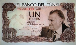 1 'tunelín', moneda legal del festival Surf, Music and Friends, en la playa de Salinas (Asturias).