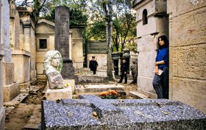 Tumba del cantante Jim Morrison en el cementerio de Père-Lachaise, en París.