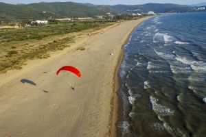Un paramotor sobrevuela la playa de Pamucak, en Turquía.
