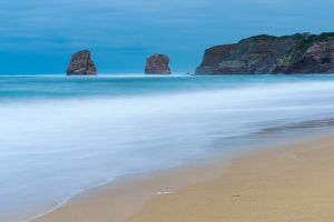 Las rocas gemelas, en la playa de Ondarraitz, en Hendaya.