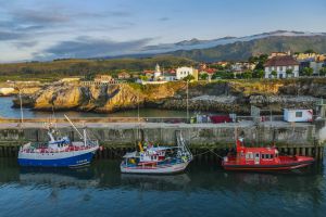 En la bocana del puerto se sitúa el faro de Llanes (Asturias)