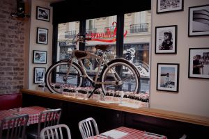 Interior de Schwartz’s burguer, en el barrio de Le Marais, en París.