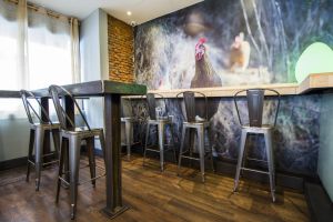 Comedor de El Pollo Gamberro, de Sergi Arola, en Madrid.