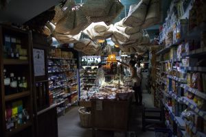 Supermercado con capazos en el techo donde se venden productos locales de Compota, Portugal.