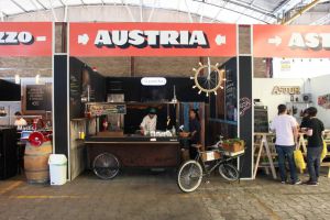 Varios puestos de la feria gastronómica Masticar, en Buenos Aires.