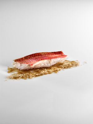Salmonete a la brasa con fondo marino del restaurante Nerua.