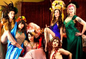 La compañía Sinner Saint Burlesque, en Seattle, ofrece espectáculos de cabaré y burlesque cada jueves.