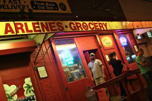 Exterior de la sala, Arlene's Grocery, en el Lower East Side de Manhattan, en Nueva York.