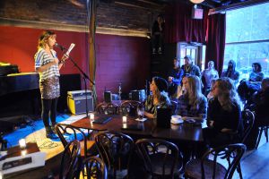 Uno de los dos escenarios del Rockwood Music Hall, en Nueva York.
