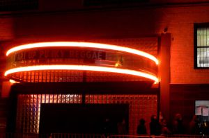 Puerta de acceso al Music Hall of Williamsburg, en Brooklyn (Nueva York).