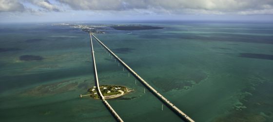 Uno de los puentes de la Oceans' Highway, en los Cayos de Florida, con la ciudad de Marathon al fondo.
