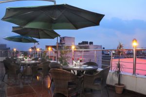 Terraza del hotel Krishna, en la zona de Arakashan Road, en Nueva Delhi. Terraza del hotel Krishna, en la zona de Arakashan Road, en Nueva Delhi.