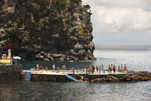 Una piscina en las rocas en Caloura, en San Miguel.