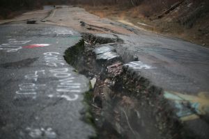 Carretera destruida en Centralia, Pensilvania (EE UU), debido al incendio iniciado en 1962 en su mina de carbón que aún sigue activo en el subsuelo.