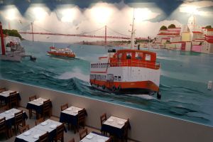 Comedor del restaurante Farol, en Cacilhas, al otro lado del Tejo, frente a Lisboa.