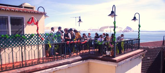 Terraza de la Cantina das Freiras, un antiguo comedor de monjas, en Lisboa.