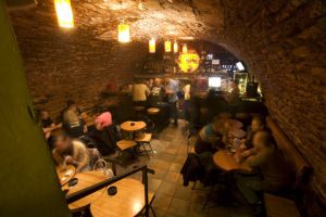 Uno de los espacios del bar U Sudu, en Praga.