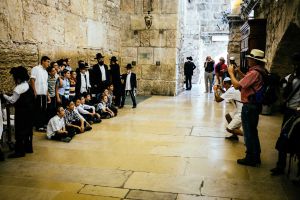 Foto de grupo junto al Muro de las Lamentaciones, en Jerusalén.