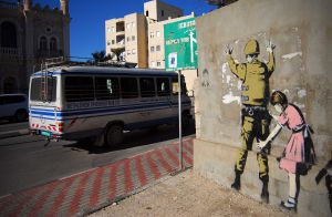 Grafiti del artista británico Banksy en la ciudad de Belén.