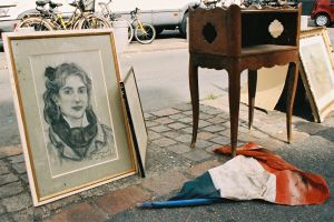 Puesto de antigüedades en el rastro de Saint-Sernin, en Toulouse (Francia).