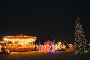 Carrusel y mercado navideño en los jardines del castillo de Leeds (Reino Unido).