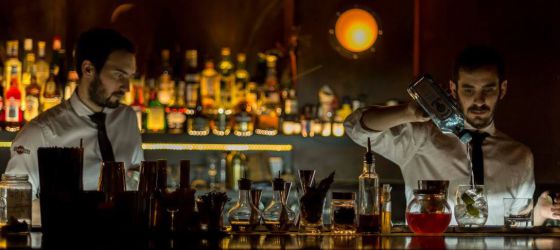Bartender del Verne Club, en Palermo (Buenos Aires).
