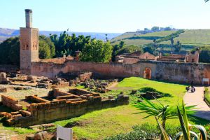 Restos de la mezquita y alminar de Chellah, en las afueras de Rabat.