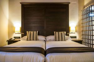 Habitación del hotel Convento Aracena, en Aracena (Huelva).