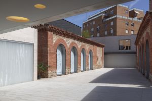 Patio del museo Francisco Sobrino, en Guadalajara, que integra la estructura del antiguo Matadero municipal.