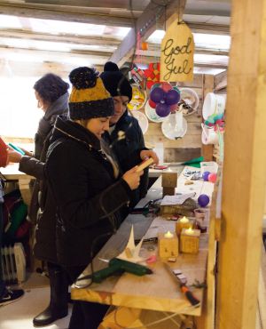 Participantes en el taller de regalos artesanales 'Remake Christmas', en Copenhague.