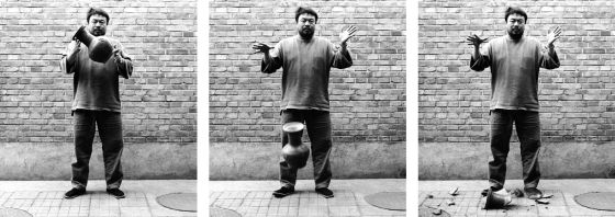 'Dropping a Han Dynasty Urn' (1995), de Ai Weiwei.
