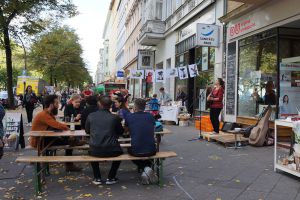 Concierto en la terraza del supermecado ecológico Original Unverpackt, en el barrio berlinés de Kreuzberg.
