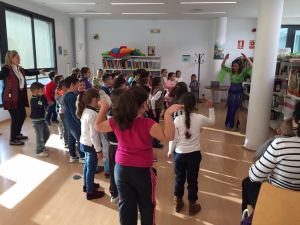 En Danzacuentos Lola interpretan historias mediante la narración oral.