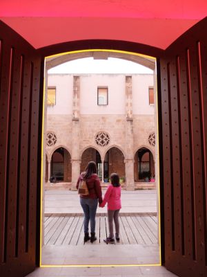 La posmoderna entrada al claustro del Antiguo Convento de Sant Agustí, en Barcelona.