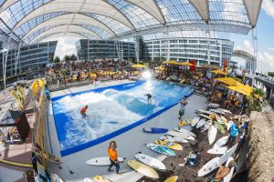 La piscina con olas de surf del aeropuerto de Múnich (Alemania).