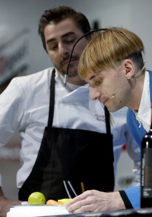 El repostero Jordi Roca y el cíborg Neil Harbisson durante la ponencia