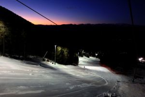 Pistas de La Masella iluminadas por la noche.