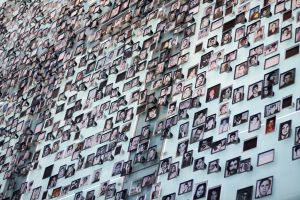 Pared central del Museo de la Memoria, en Santiago de Chile, con fotografías de los desaparecidos.